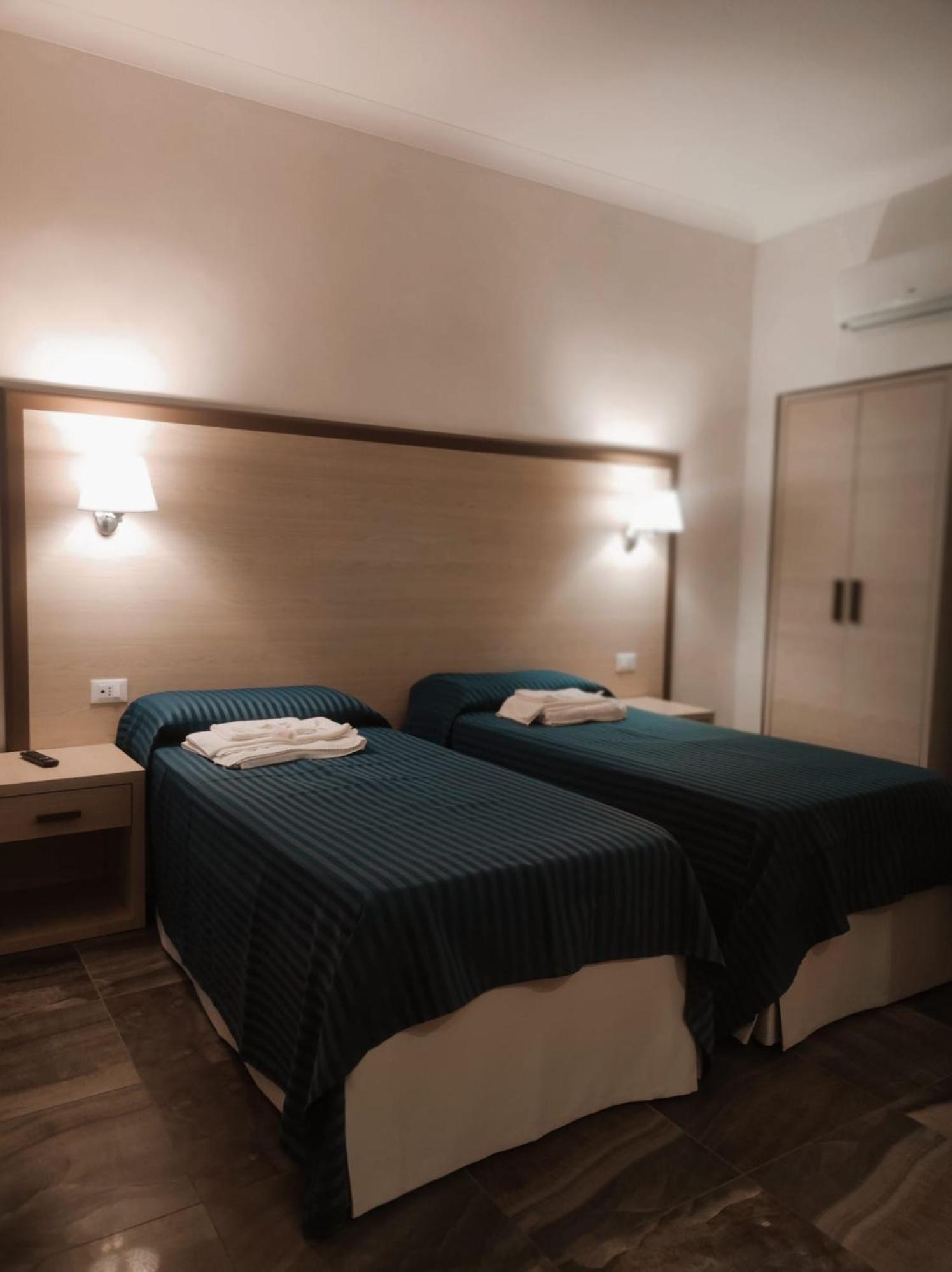 Hotel Holiday Фоджиа Экстерьер фото