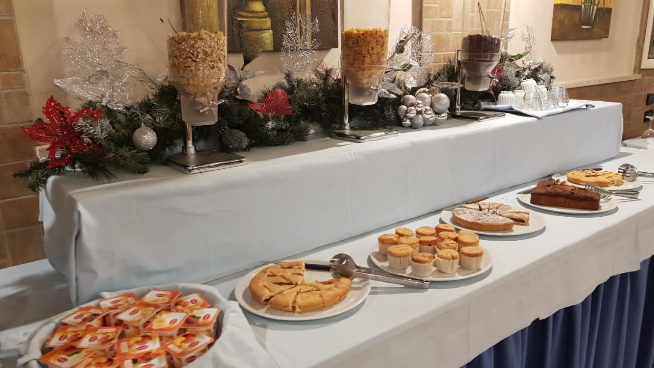 Hotel Holiday Фоджиа Экстерьер фото